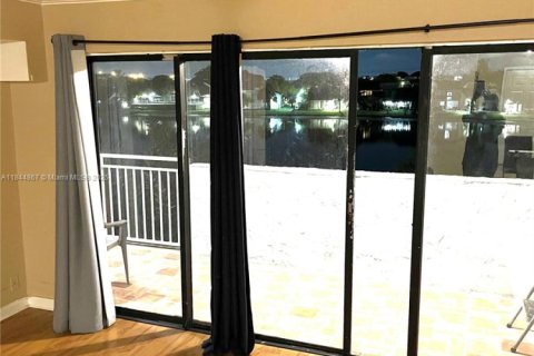 Кондоминиум с 1 спальней в Майами, Флорида № 2015701