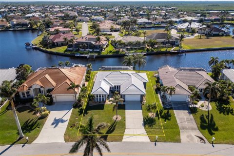 Casa en venta en Punta Gorda, Florida, 4 dormitorios, 172.98 m2 № 1528541 - foto 1