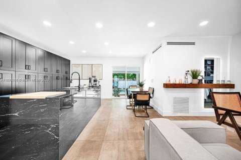 Casa en venta en Miami, Florida, 4 dormitorios, 111.48 m2 № 2016091 - foto 2