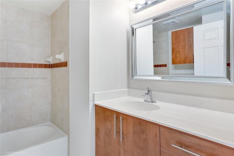 Condo in West Palm Beach, Florida, 3 bedrooms  № 1860828 - photo 15
