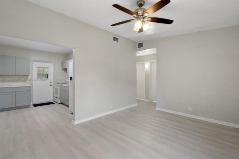 House in Miami Gardens, Florida 2 bedrooms, 93.65 sq.m. № 2007394 - photo 10