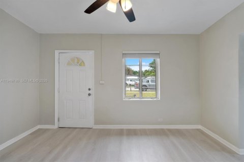 House in Miami Gardens, Florida 2 bedrooms, 93.65 sq.m. № 2007394 - photo 16