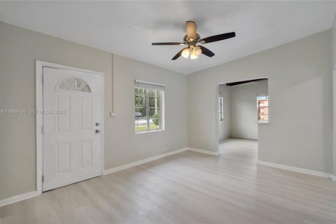 House in Miami Gardens, Florida 2 bedrooms, 93.65 sq.m. № 2007394 - photo 9