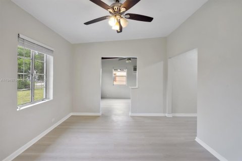 House in Miami Gardens, Florida 2 bedrooms, 93.65 sq.m. № 2007394 - photo 17