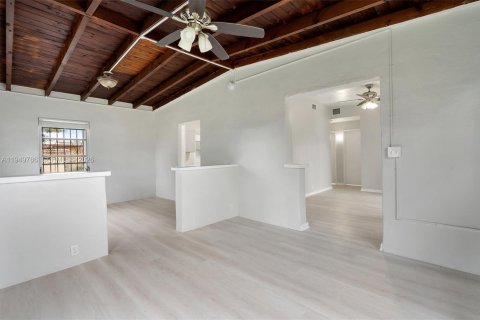 House in Miami Gardens, Florida 2 bedrooms, 93.65 sq.m. № 2007394 - photo 18