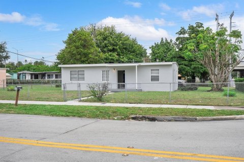 House in Miami Gardens, Florida 2 bedrooms, 93.65 sq.m. № 2007394 - photo 3