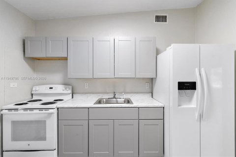 House in Miami Gardens, Florida 2 bedrooms, 93.65 sq.m. № 2007394 - photo 13