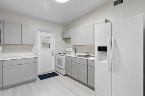 House in Miami Gardens, Florida 2 bedrooms, 93.65 sq.m. № 2007394 - photo 12