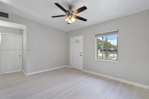 House in Miami Gardens, Florida 2 bedrooms, 93.65 sq.m. № 2007394 - photo 11