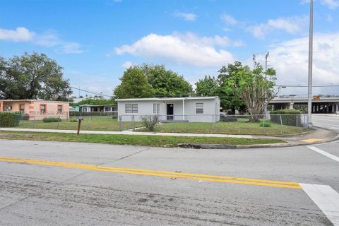 House in Miami Gardens, Florida 2 bedrooms, 93.65 sq.m. № 2007394 - photo 6