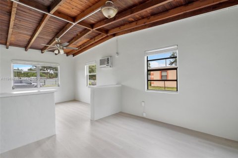 House in Miami Gardens, Florida 2 bedrooms, 93.65 sq.m. № 2007394 - photo 19