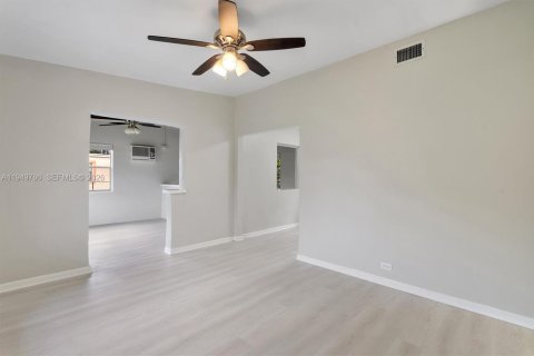 House in Miami Gardens, Florida 2 bedrooms, 93.65 sq.m. № 2007394 - photo 8