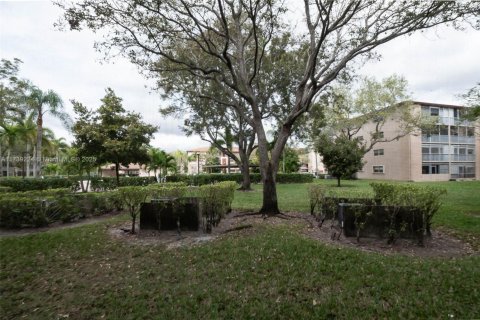 Condo in Pembroke Pines, Florida, 1 bedroom  № 1487734 - photo 18