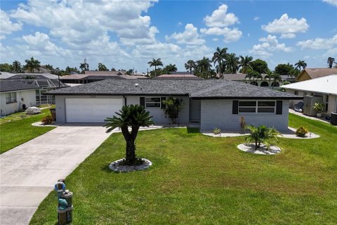 Casa en venta en Cape Coral, Florida, 3 dormitorios, 127.28 m2 № 1915158 - foto 2