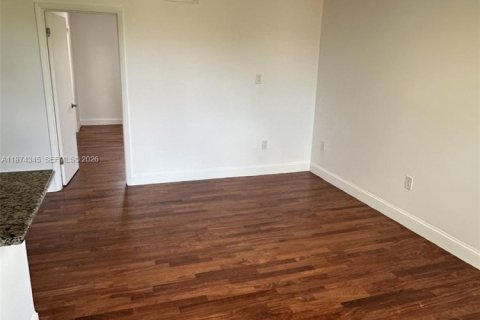 Condominio en alquiler en Coral Gables, Florida, 1 dormitorio, 55.74 m2 № 2036614 - foto 4