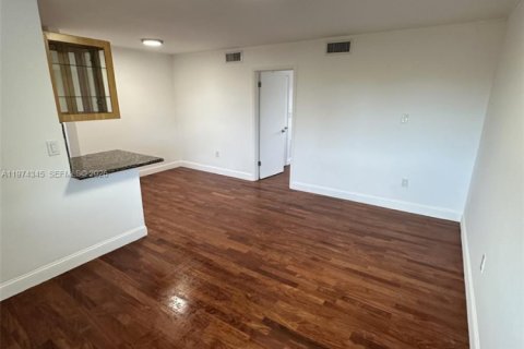 Condominio en alquiler en Coral Gables, Florida, 1 dormitorio, 55.74 m2 № 2036614 - foto 3