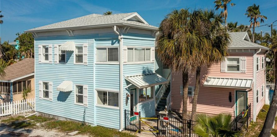 Propiedad comercial en Treasure Island, Florida 2 dormitorios, 189.89 m2 № 2166371
