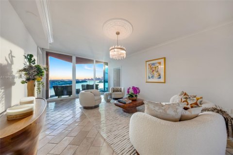 Condo in Miami Beach, Florida, 2 bedrooms  № 1967466 - photo 1