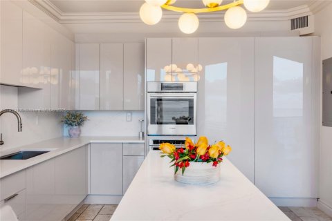 Condo in Miami Beach, Florida, 2 bedrooms  № 1967466 - photo 13