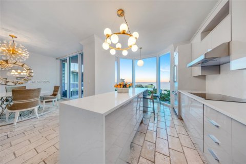 Condo in Miami Beach, Florida, 2 bedrooms  № 1967466 - photo 11