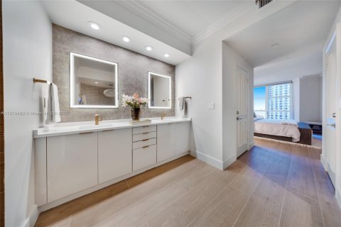 Condo in Miami Beach, Florida, 2 bedrooms  № 1967466 - photo 29