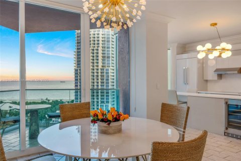 Condo in Miami Beach, Florida, 2 bedrooms  № 1967466 - photo 9