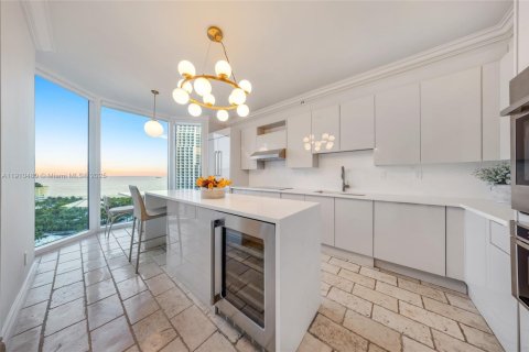 Condo in Miami Beach, Florida, 2 bedrooms  № 1967466 - photo 10