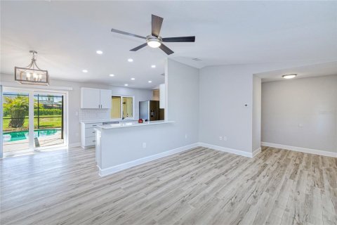 House in Punta Gorda, Florida 3 bedrooms, 162.39 sq.m. № 1870779 - photo 6