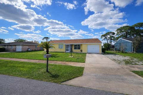 House in North Port, Florida 3 bedrooms № 2051357