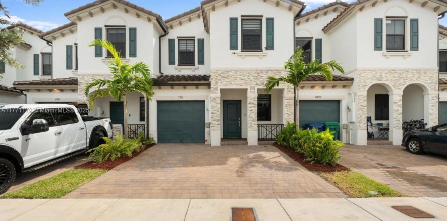 Townhouse in Homestead, Florida 4 bedrooms, 169.08 sq.m. № 1695547