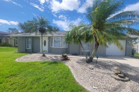 Villa ou maison à vendre à North Port, Floride: 3 chambres, 130.99 m2 № 1901222 - photo 1