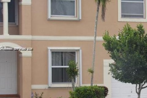 Townhouse in Pembroke Pines, Florida 3 bedrooms, 114.27 sq.m. № 2068729 - photo 2