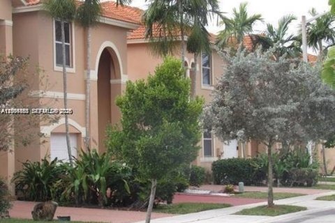Townhouse in Pembroke Pines, Florida 3 bedrooms, 114.27 sq.m. № 2068729