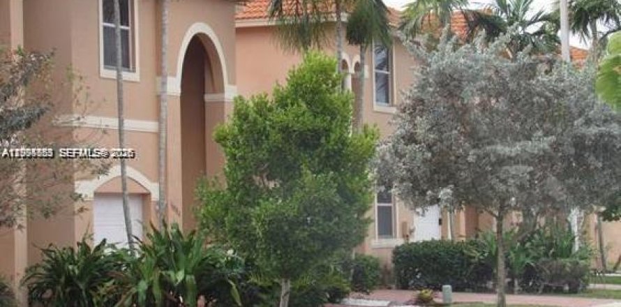 Townhouse in Pembroke Pines, Florida 3 bedrooms, 114.27 sq.m. № 2068729