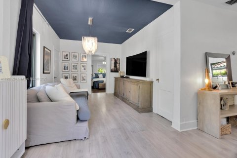 House in Coral Gables, Florida 2 bedrooms, 127.65 sq.m. № 1965253 - photo 3