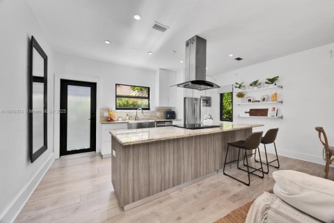 House in Coral Gables, Florida 2 bedrooms, 127.65 sq.m. № 1965253 - photo 5