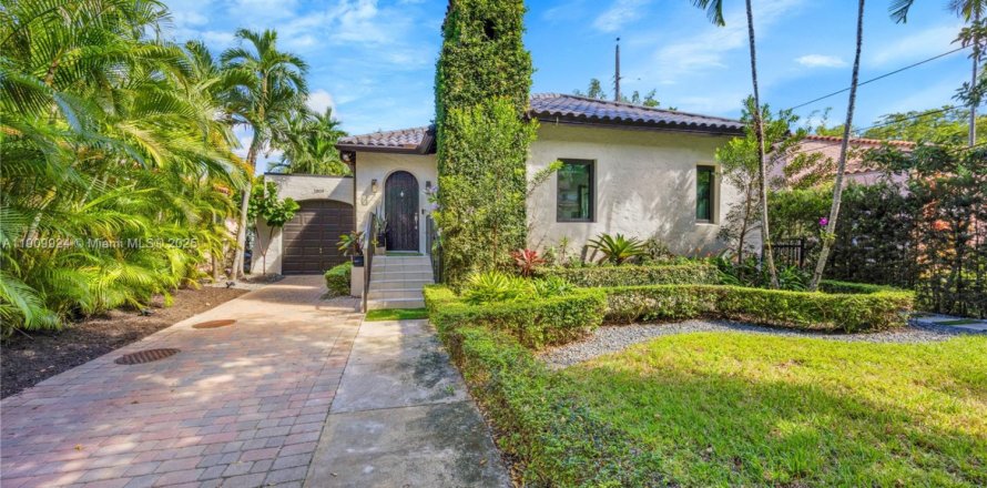 House in Coral Gables, Florida 2 bedrooms, 127.65 sq.m. № 1965253