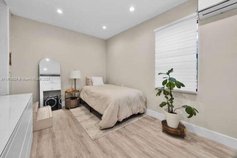 House in Coral Gables, Florida 2 bedrooms, 127.65 sq.m. № 1965253 - photo 16