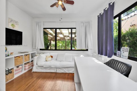 House in Coral Gables, Florida 2 bedrooms, 127.65 sq.m. № 1965253 - photo 14