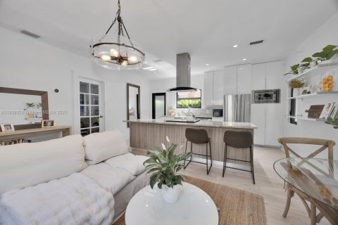 House in Coral Gables, Florida 2 bedrooms, 127.65 sq.m. № 1965253 - photo 8