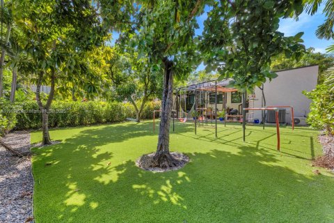 House in Coral Gables, Florida 2 bedrooms, 127.65 sq.m. № 1965253 - photo 18