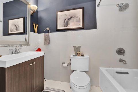 House in Coral Gables, Florida 2 bedrooms, 127.65 sq.m. № 1965253 - photo 15