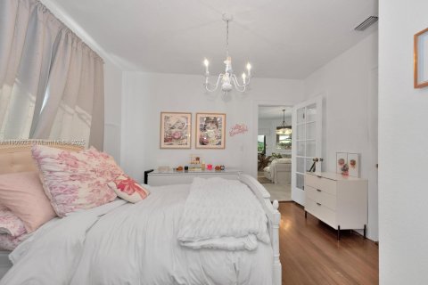 House in Coral Gables, Florida 2 bedrooms, 127.65 sq.m. № 1965253 - photo 13