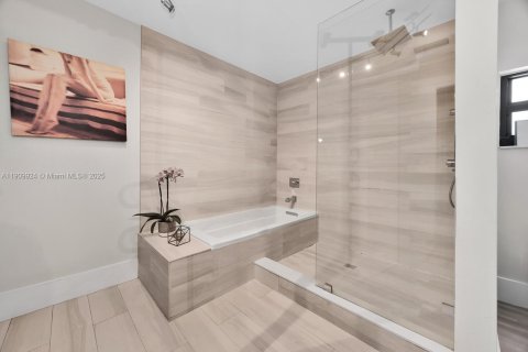 House in Coral Gables, Florida 2 bedrooms, 127.65 sq.m. № 1965253 - photo 11