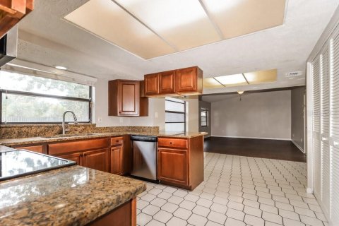 House in Tampa, Florida 4 bedrooms, 187.57 sq.m. № 2379561 - photo 8