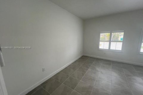 Commercial property in Miami, Florida 1 bedroom, 166.3 sq.m. № 2045333 - photo 11