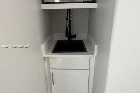 Commercial property in Miami, Florida 1 bedroom, 166.3 sq.m. № 2045333 - photo 3