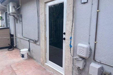 Propiedad comercial en Miami, Florida 1 dormitorio, 166.3 m2 № 2045333