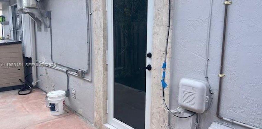 Commercial property in Miami, Florida 1 bedroom, 166.3 sq.m. № 2045333