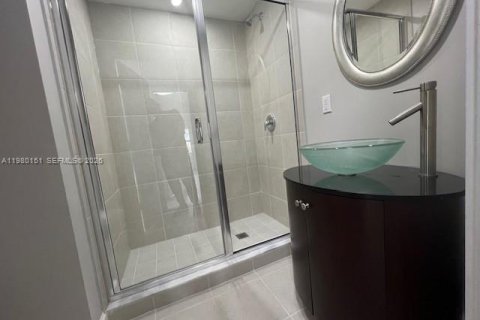 Commercial property in Miami, Florida 1 bedroom, 166.3 sq.m. № 2045333 - photo 4